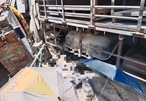 雲林驚悚車禍！7旬婦到喪家弔唁　門前遭撞捲車底送醫不治