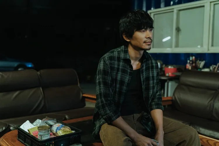 姚淳耀飾演從科技新貴跌落至汽車保養廠的落魄維修工 。瀚草影視提供