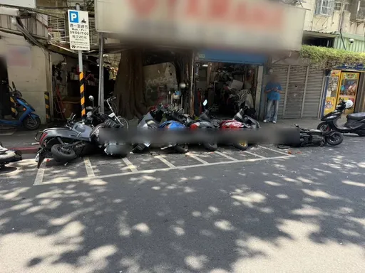 毒駕失控暴衝！松山男「保齡球式」撞爛10車　現場宛如災難片