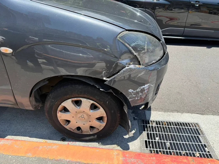 程男汽車嚴重受損，民眾聽聞巨大撞擊聲後外出查看，直呼「像爆炸一樣」。翻攝畫面