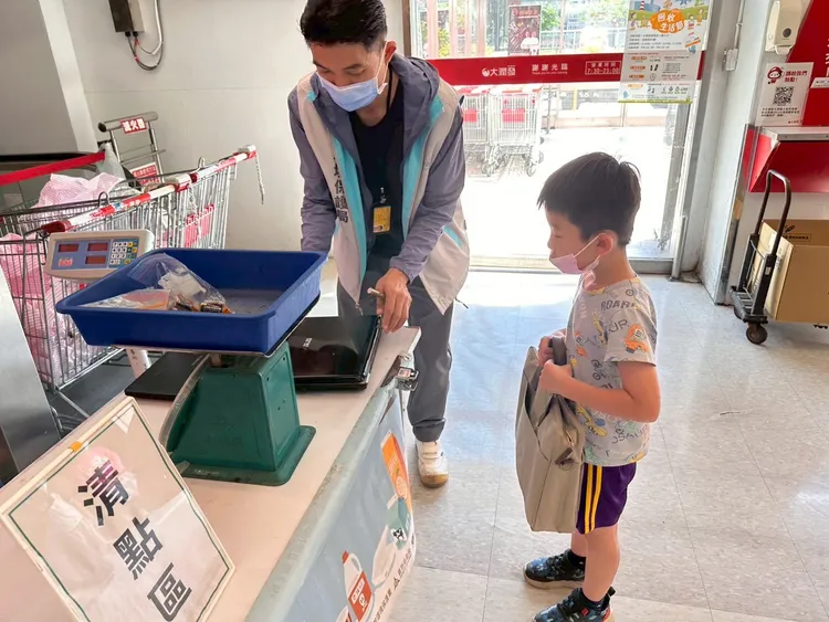 民眾攜家中廢筆電回收。新竹市環保局提供