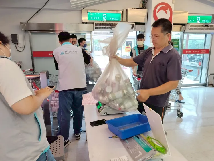 民眾攜廢高壓容器回收。新竹市環保局提供