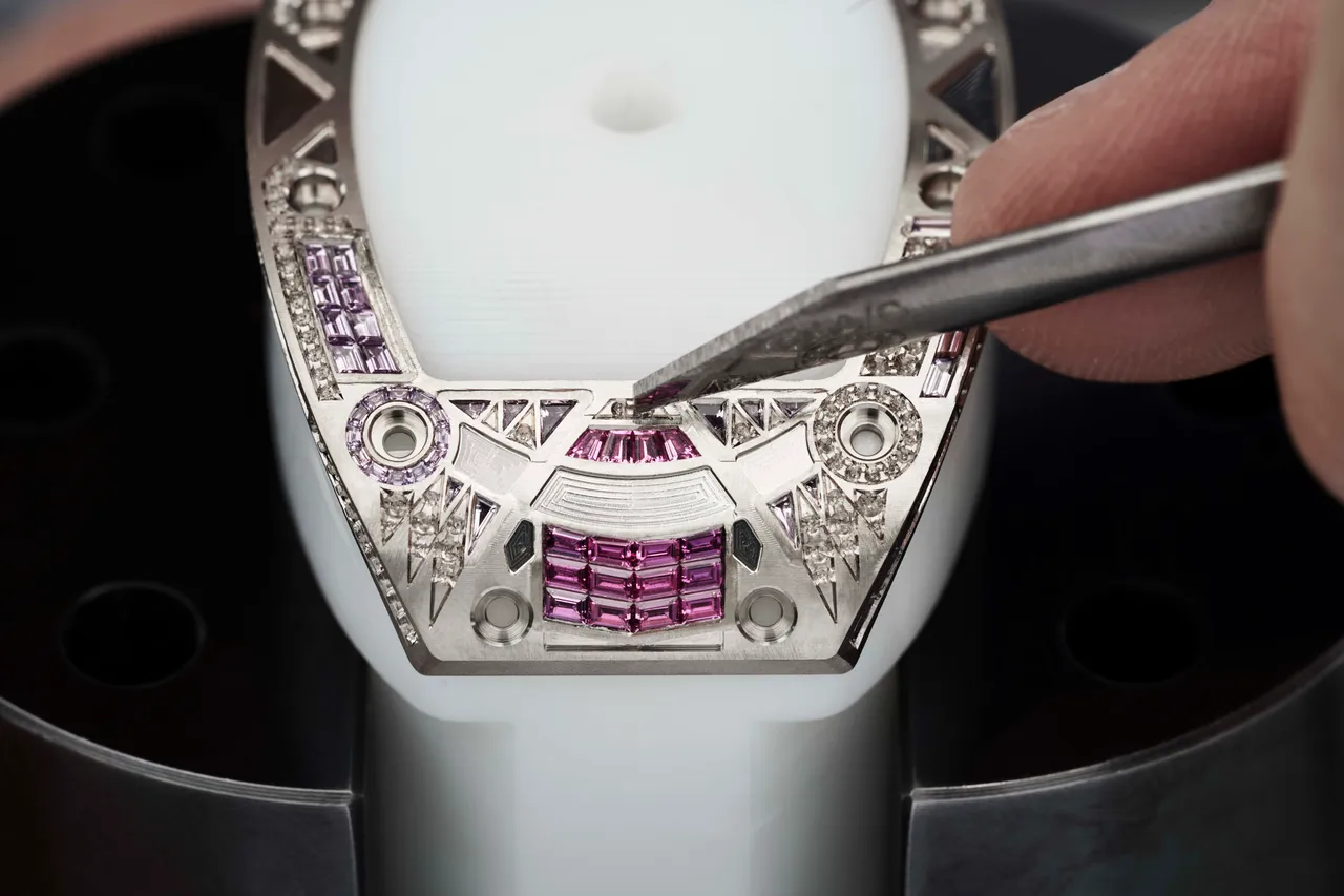 Richard Mille RM HJ-02 自製機芯自動上鍊陀飛輪腕錶寶石鑲嵌圖。品牌提供