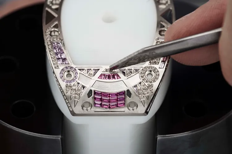 Richard Mille RM HJ-02 自製機芯自動上鍊陀飛輪腕錶寶石鑲嵌圖。品牌提供