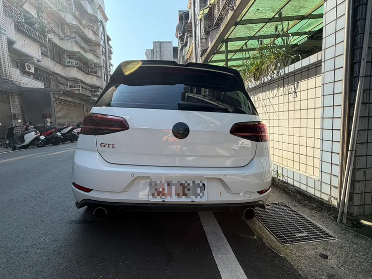 蘇先生提到自己的車原廠就是雙出排氣管，警方疑似不了解車型配置，便直接認定有改裝嫌疑。民眾提供