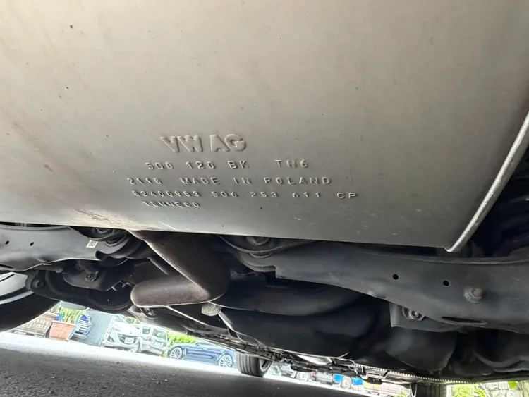 蘇先生表示，自己的車沒有改裝過，排氣管上甚至還有原廠標示，但仍被警方攔查達20分鐘之久。民眾提供