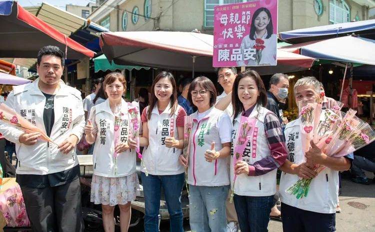 林月琴日前陪同苗栗縣長候選人陳品安等人到市場拜票。翻攝陳品安臉書