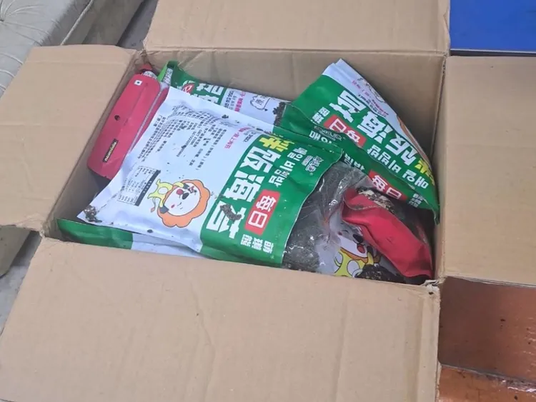泰國知名品牌海苔夾藏大麻，闖關時被查獲。民眾提供