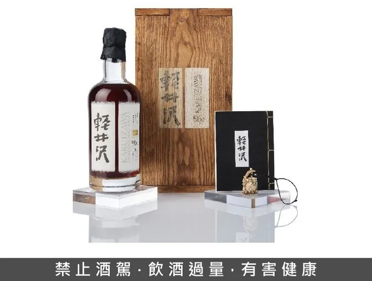 輕井澤1960年單桶#5627「寶船」全球僅限量41瓶，每瓶瓶頸懸掛手工雕刻古董根付（netsuke），造型各不相同；木盒以日本傳統寄木機關盒為設計靈感，並鑲嵌原雪莉桶木材，酒標由造紙匠人長谷川憲人手工製作。業者提供