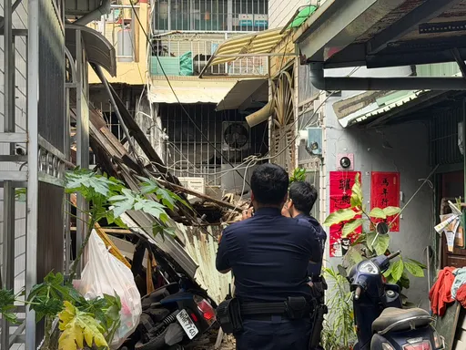 一聲巨響...高雄廢棄老屋突倒塌　對面住戶受困自家警消馳援