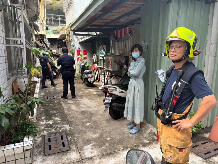 廢棄老屋無人居住，倒塌卻壓住對面住戶大門阻擋通行。民眾提供
