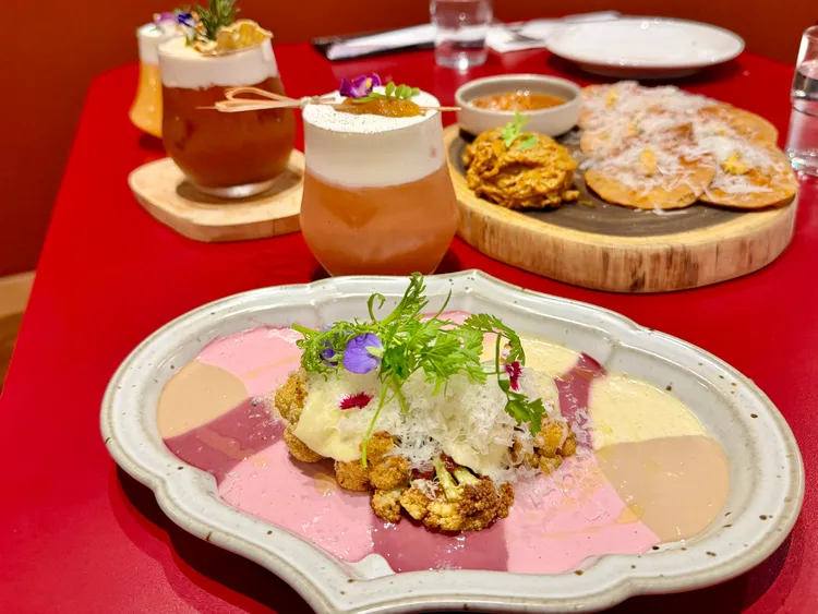 「香料堅果炸花椰佐四重酸奶醬」粉嫩色醬料非常吸睛。莊偉祺攝
