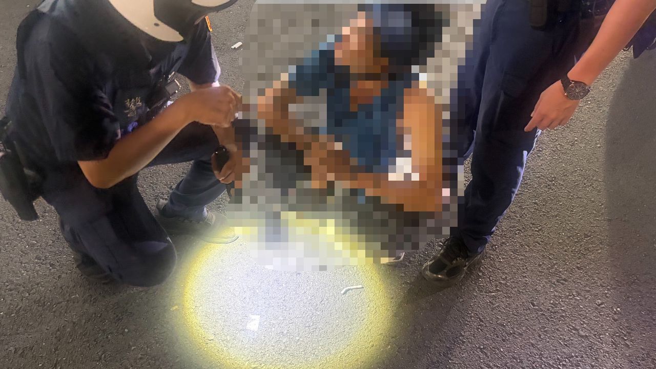 屏東內埔騎士闖紅燈遭警攔查!不配合還掉出這玩意 快篩果然發現問題