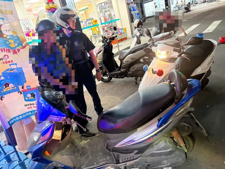 屏東內埔騎士闖紅燈遭警攔查，身上掉出毒品。翻攝畫面