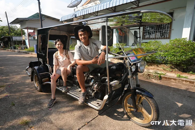 融融（右）、黃可欣在泰國見獨特的改裝嘟嘟車，相當驚訝。八大電視提供