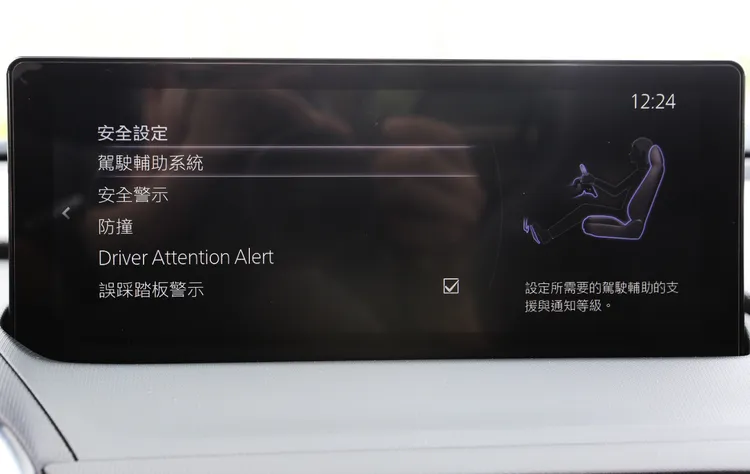中控8.8吋螢幕支援有線Apple CarPlay與Android Auto，介面維持直覺操作邏輯，小改款之後並配有智慧前行煞車輔助與二次碰撞避免機制。林浩昇攝
