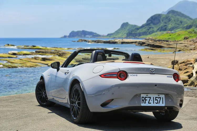 MX-5 RS的價值從來不在數據堆疊，而是在每一次轉向、每一次油門收放之間，慢慢堆疊起來的人與車之間的默契與信任感。林浩昇攝