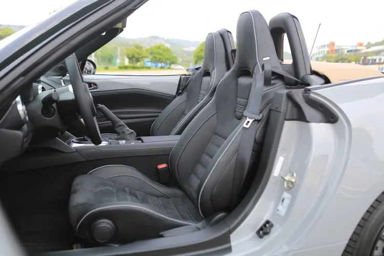 MX-5 RS車型標配Recaro跑車座椅，提供更強側向支撐與清晰的駕駛包覆感。林浩昇攝