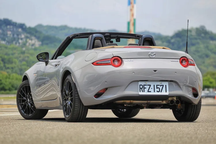 2024年二次小改款後，MX-5外觀僅在細節處修正，但整體神韻依舊維持純粹跑車比例。林浩昇攝