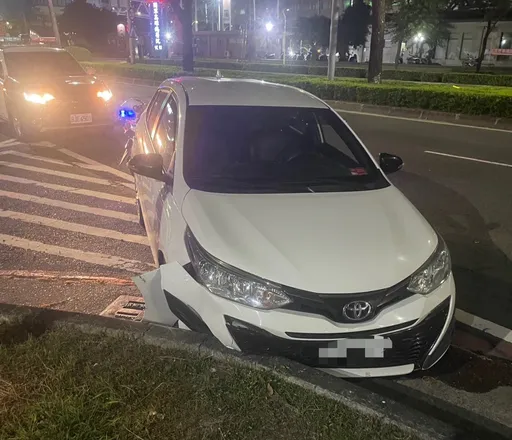 毒駕男違停拒檢衝撞警車！警開5槍制止　自撞緣石被逮