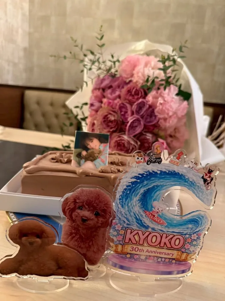 深田恭子前經紀人準備了鮮花、蛋糕和特製壓克力立牌。翻攝深田恭子IG