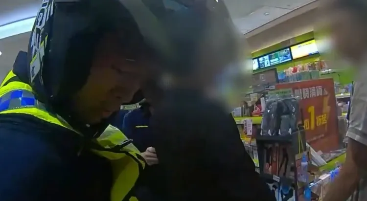 失聯移工躲進藥妝店落網。翻攝畫面