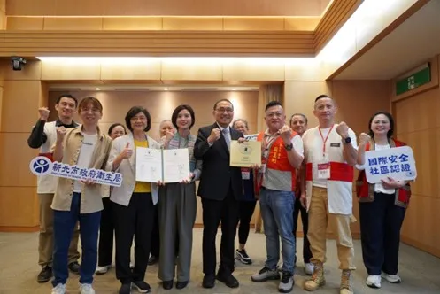 於市政會議獻獎，第一排左前排起衛生局張育誠股長、陳潤秋局長、Siku Yaway林瑋茜局長、侯友宜市長、烏來區長周至剛與烏來衛生促進會理事長林東暭及後排烏來衛生促進會重要幹部。原民局提供