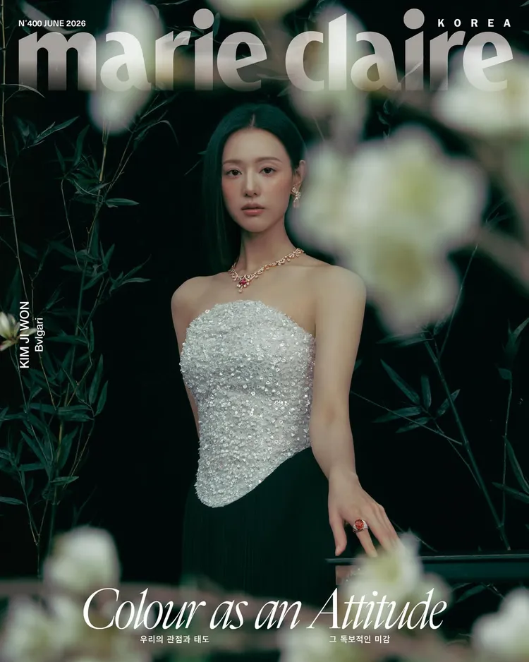 金智媛拍攝韓國版《Marie Claire》封面。翻攝marieclairekorea IG