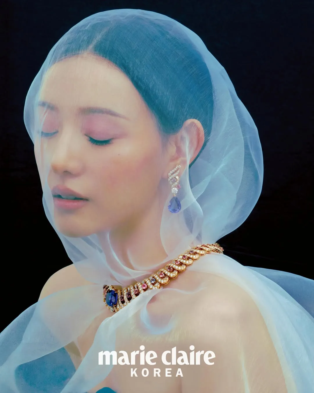 金智媛拍頭披白紗搭配寶格麗。翻攝marieclairekorea IG