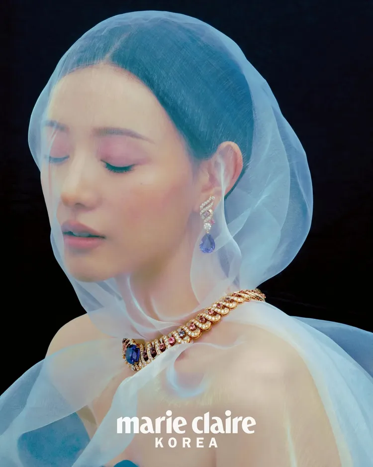 金智媛拍頭披白紗搭配寶格麗。翻攝marieclairekorea IG