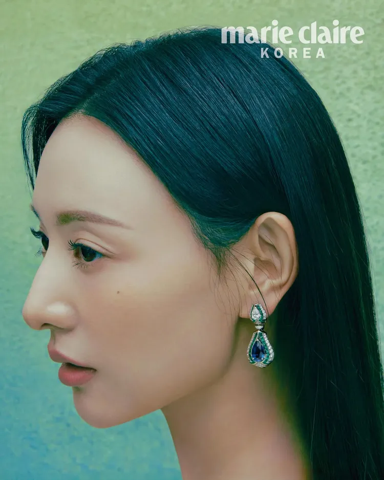金智媛拍攝韓國版《Marie Claire》封面。翻攝marieclairekorea IG