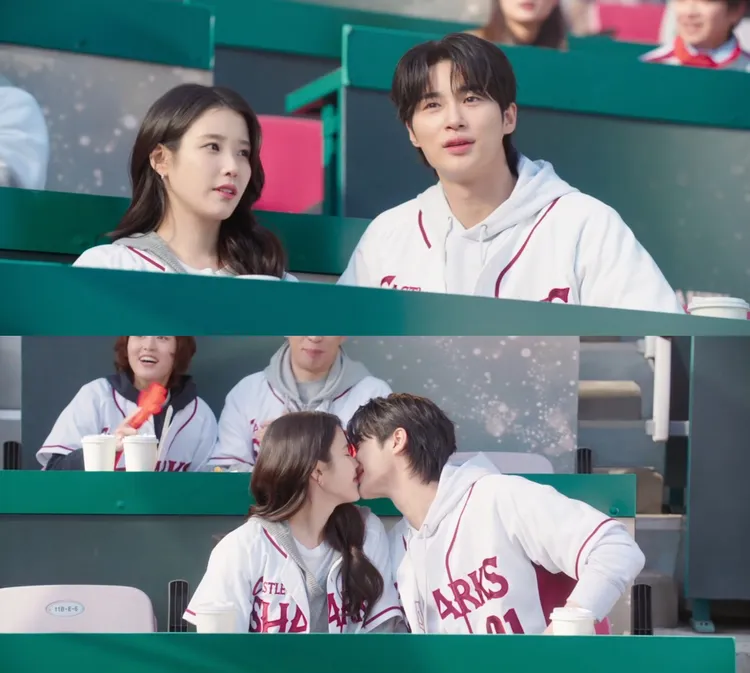 IU、邊佑錫在完結篇終結君主立憲制，展開自由的婚後生活，看棒球被cue接吻也來者不拒。翻攝Disney+
