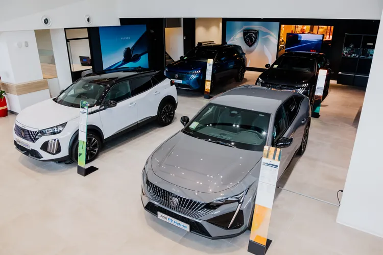 展示空間導入STELLANTIS全球品牌規範，PEUGEOT、CITROËN、ALFA ROMEO與JEEP同場呈現。業者提供