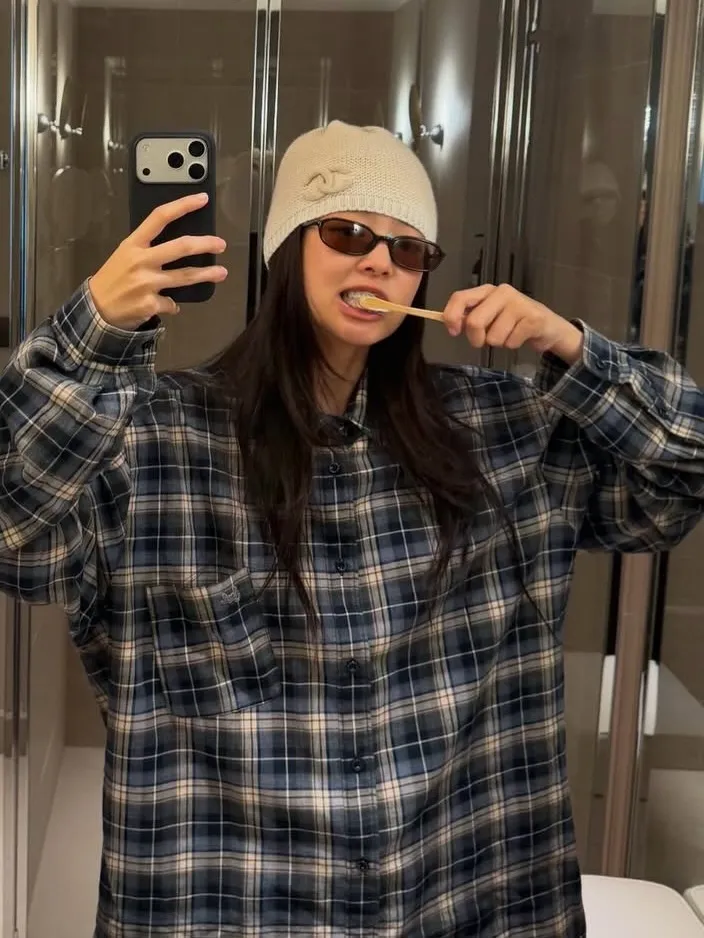 Jennie連刷牙都不忘替CHIMI EDITH帶貨。品牌提供