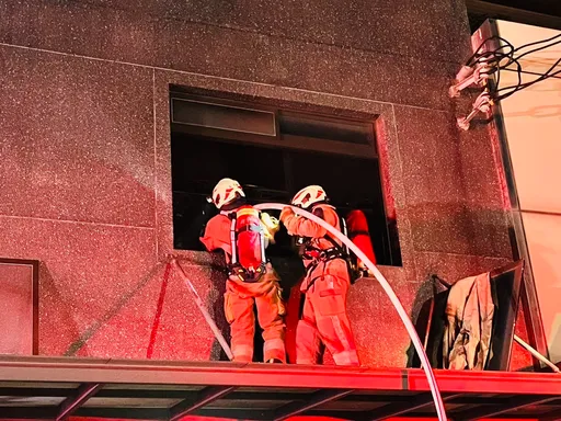 竹市電子工廠凌晨火警！濃煙竄鄰宅　警消緊急疏散4住戶