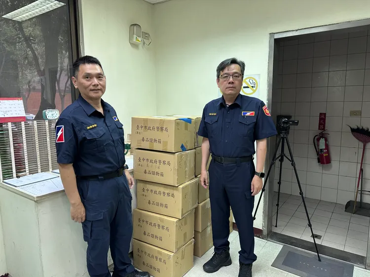 員警全程戒護待銷燬的毒品。警方提供