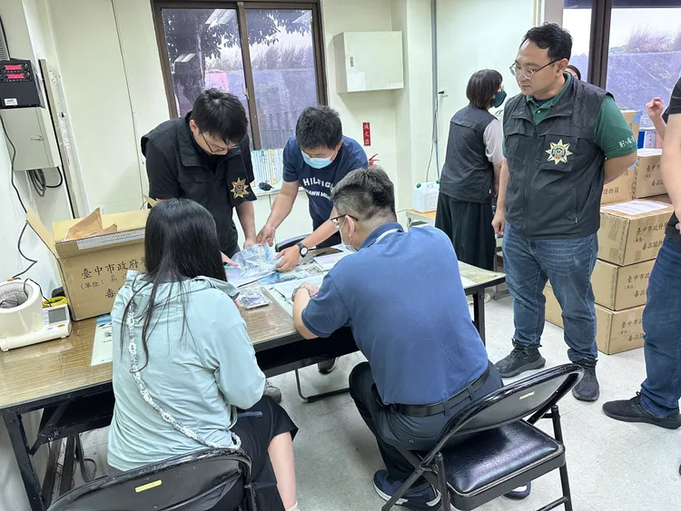 台中市刑大會同政風及督察人員清點毒品。警方提供