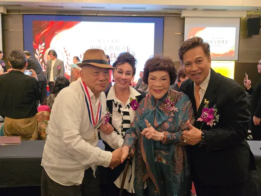 曹金鈴同框周遊罕見「雙國寶」合體　80歲超凍齡曝保養秘訣