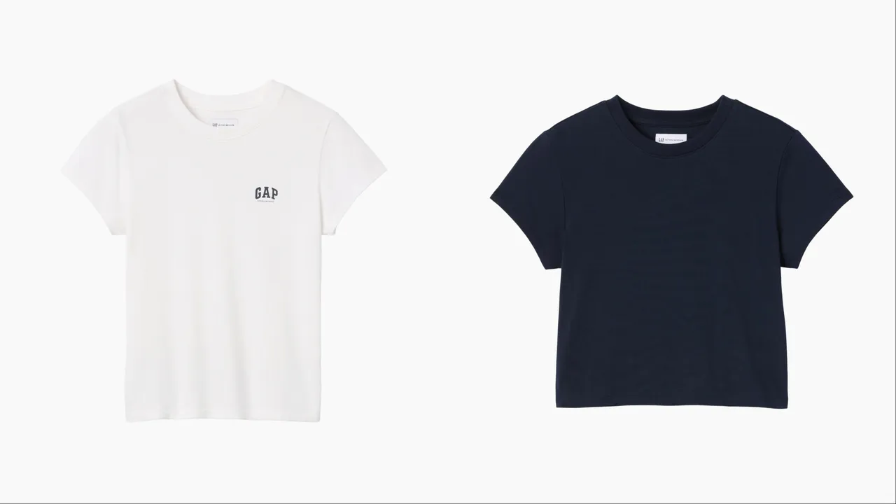 Victoria Beckham X Gap白色聯名Logo短袖上衣（左）、海軍藍短版Logo短袖上衣（右），各999元。品牌提供