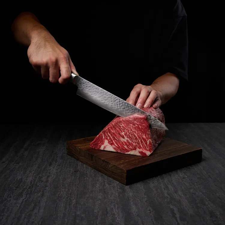 「肉次方」提供5種吃到飽套餐，價位從658到1598元，858元以上套餐有桌邊現切原塊牛排吃到飽。王品集團提供