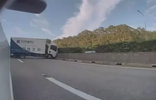 國道休旅車偏離車道撞小貨車　2傷畫面曝光！疑駕駛恍神肇禍