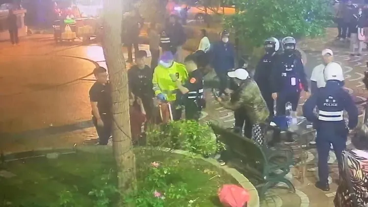 警方到場制止衝突。翻攝畫面