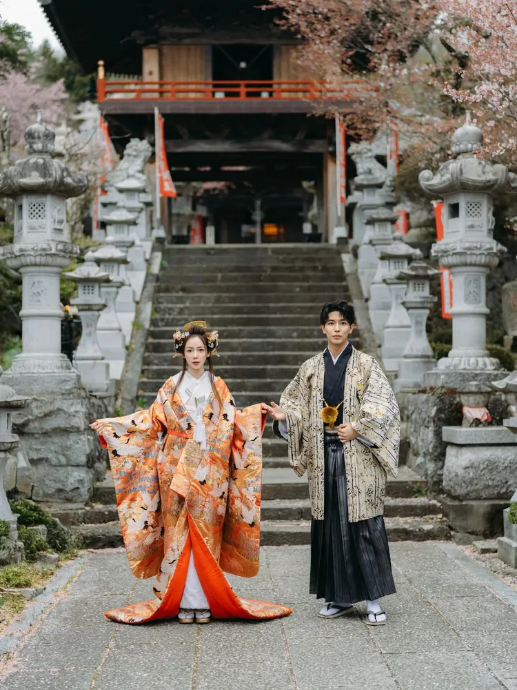 陳天仁與老公在神社取景。擺出翻攝陳天仁IG