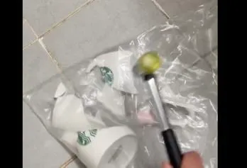 民眾敲碎杯子抵制星巴克。翻攝X