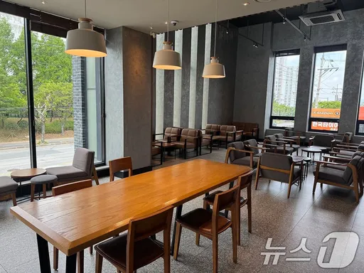 不忍了！韓民眾抵制星巴克　摔杯子剪卡「門市空無一人」