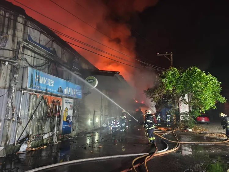 消防局動員近200人灌救。翻攝畫面