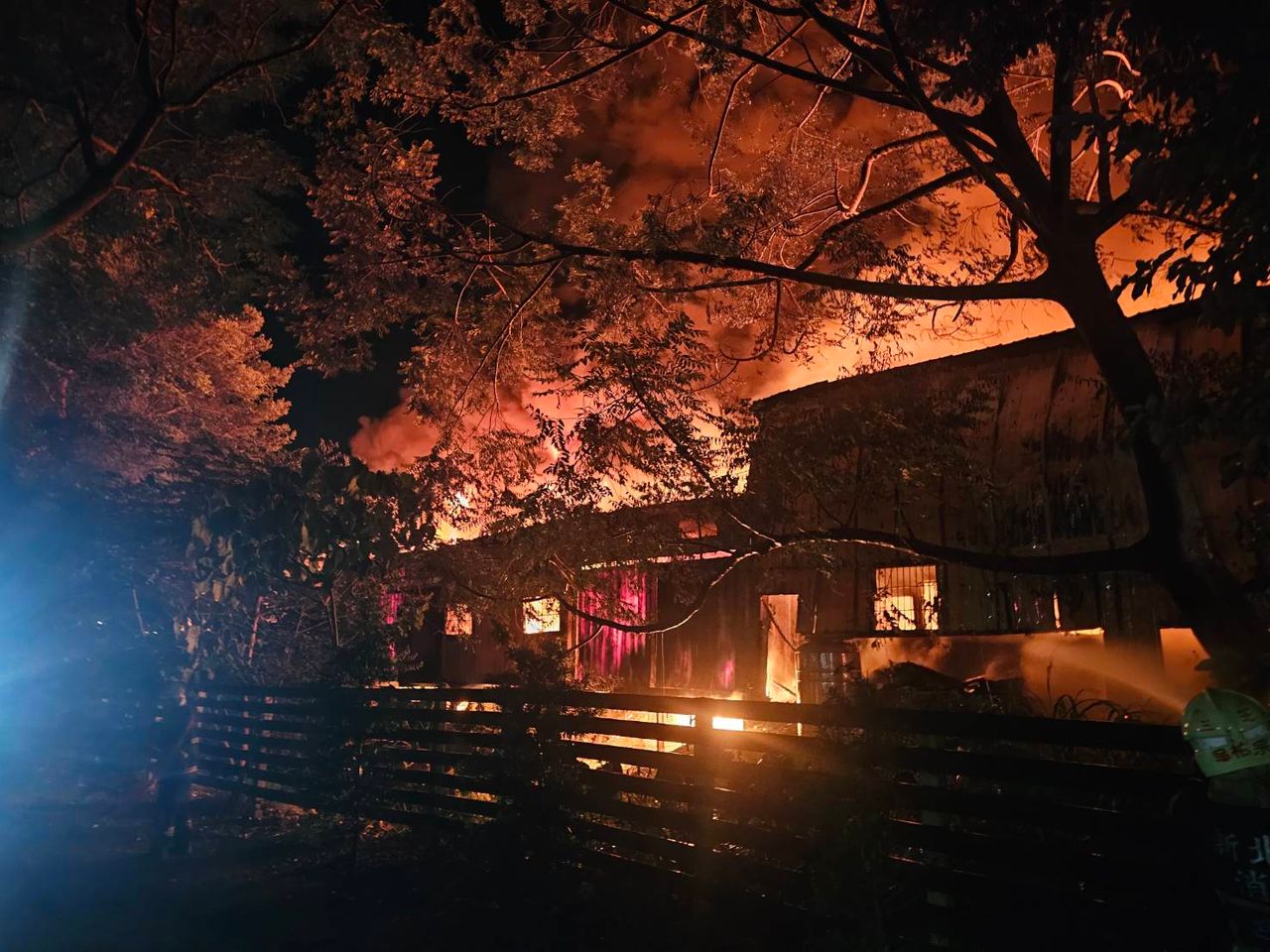 淡水北投子鐵皮工廠全面燃燒600坪 深夜火海駭人景象曝
