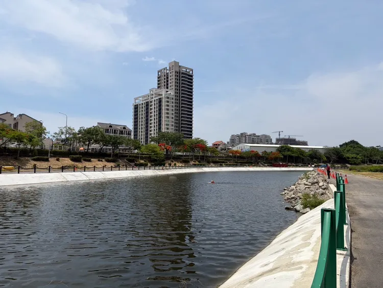 警消在後勁溪尋獲母子遺體。翻攝畫面