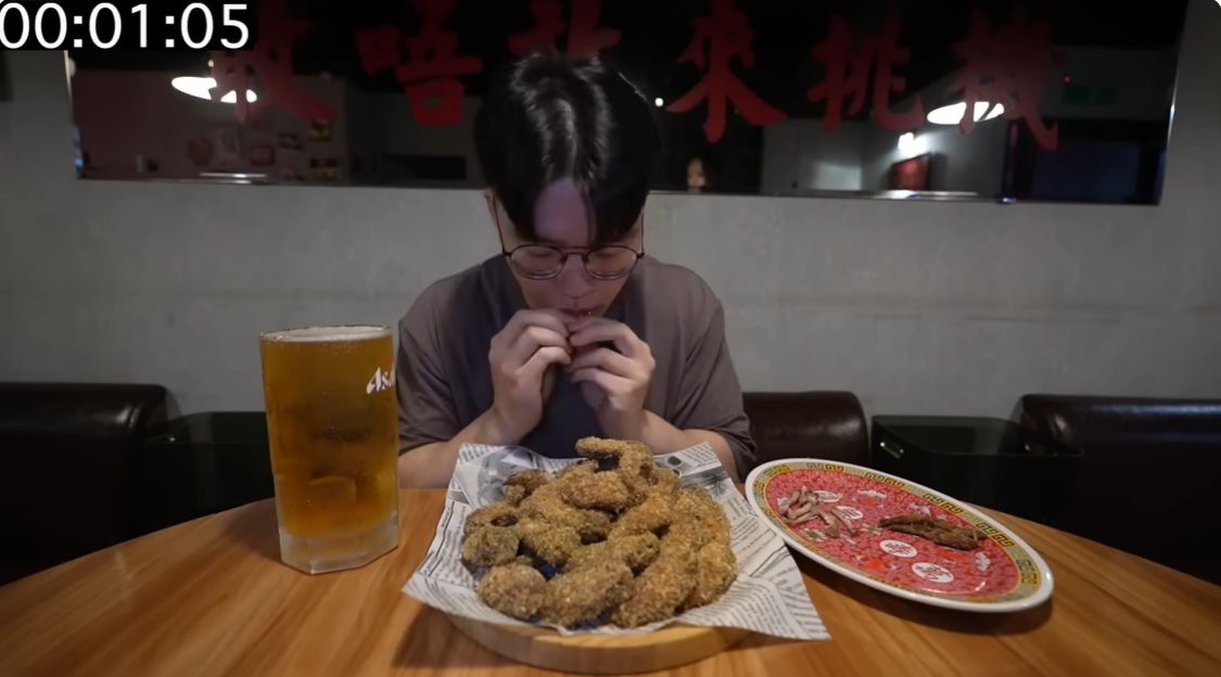 吃貨豪豪挑戰雞翅大胃王遭刁難 被迫重啃骨頭付低消店家被罵爆