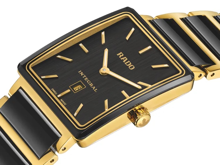 RADO Integral精密陶瓷系列40周年紀念版腕錶，採用黑色垂直拉絲錶盤搭配黃金色時標。品牌提供